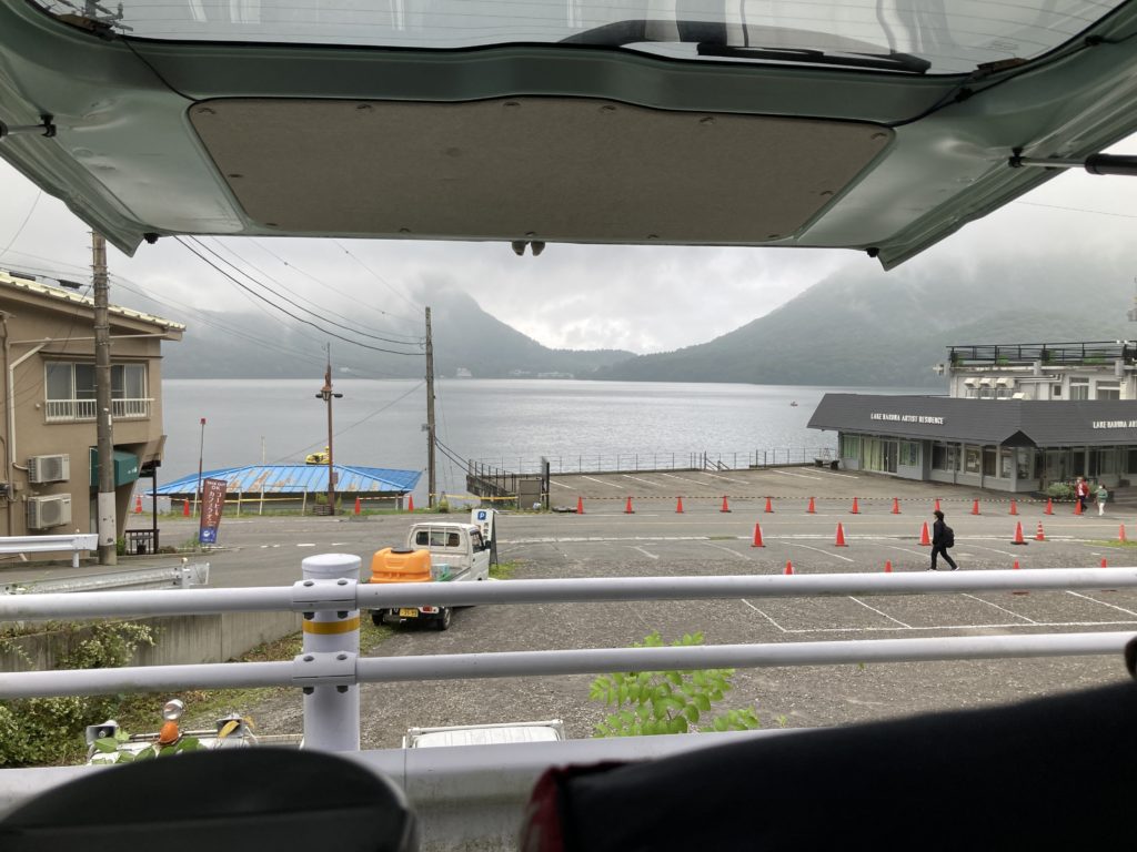榛名湖高崎市営無料駐車場(榛名観光ボート付近)榛名湖の花火大会ハッチバックを開けるとこんな感じです。　湖面が見えて良い場所でした