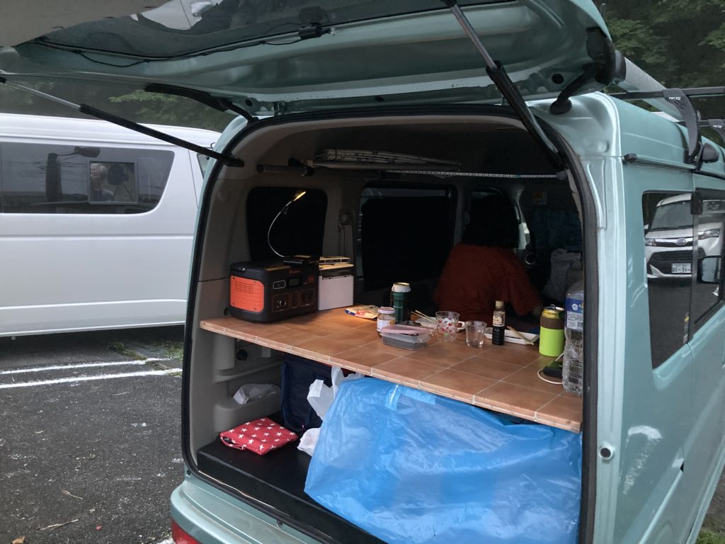 エブリイワゴンで車中泊ベッドマットを展開してフルフラットにして荷台をテーブルにして飲む