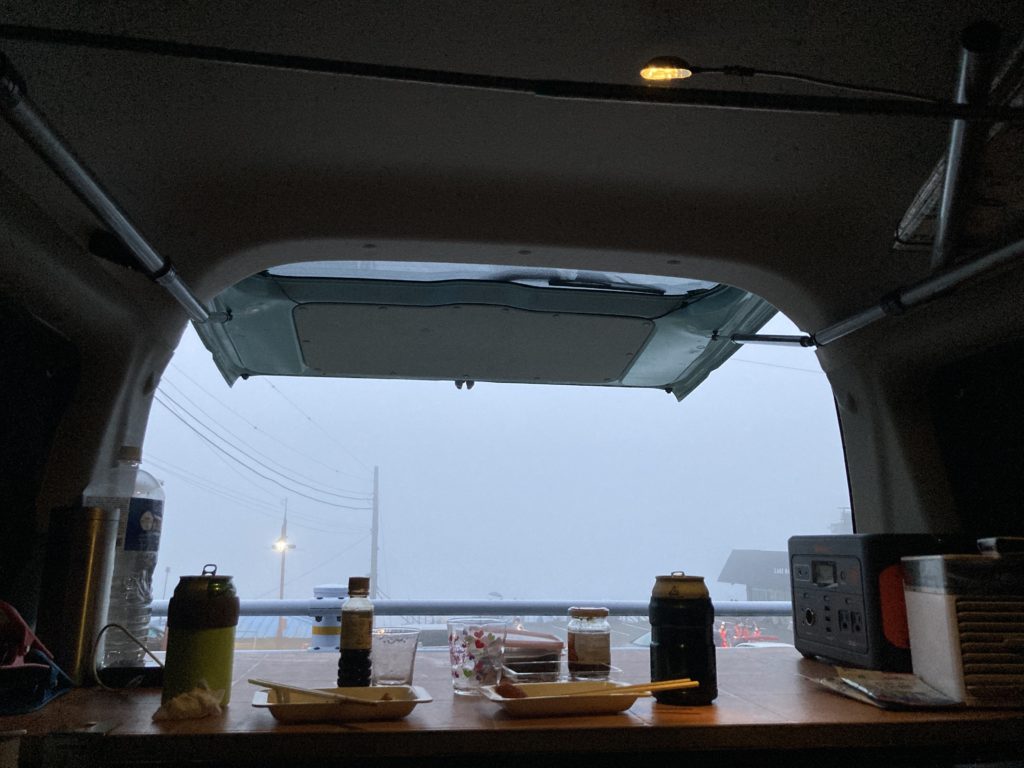 エブリイワゴンで車中泊ベッドマットを展開してフルフラットにして荷台をテーブルにして飲む　榛名湖花火大会が霧で見えない