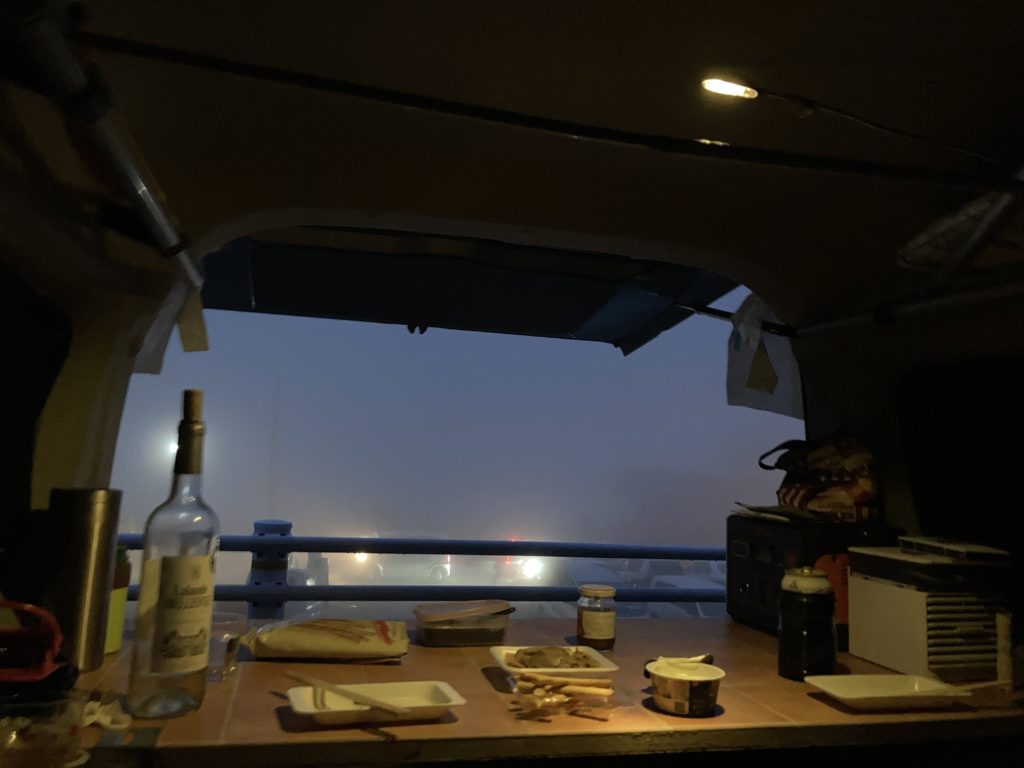 エブリイワゴンで車中泊ベッドマットを展開してフルフラットにして荷台をテーブルにして飲む　榛名湖花火大会の様子