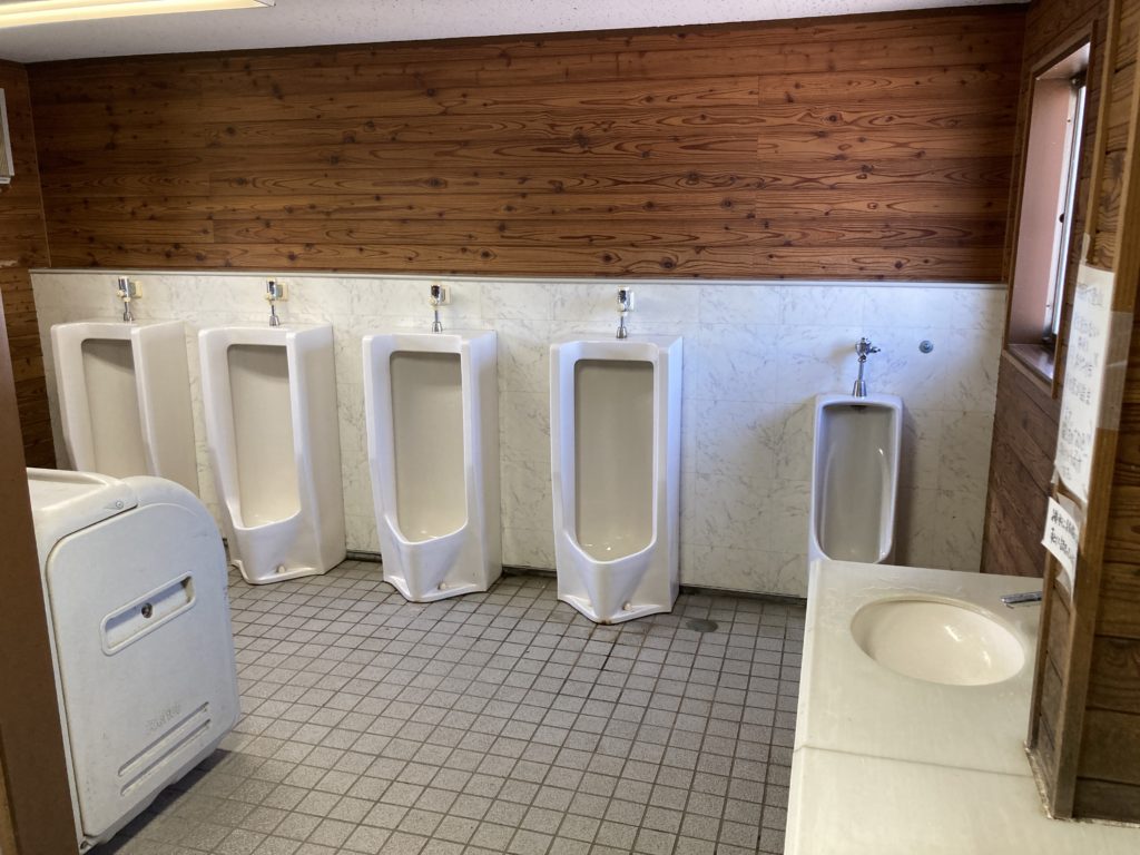 湯の丸高原駐車場にある男子トイレ