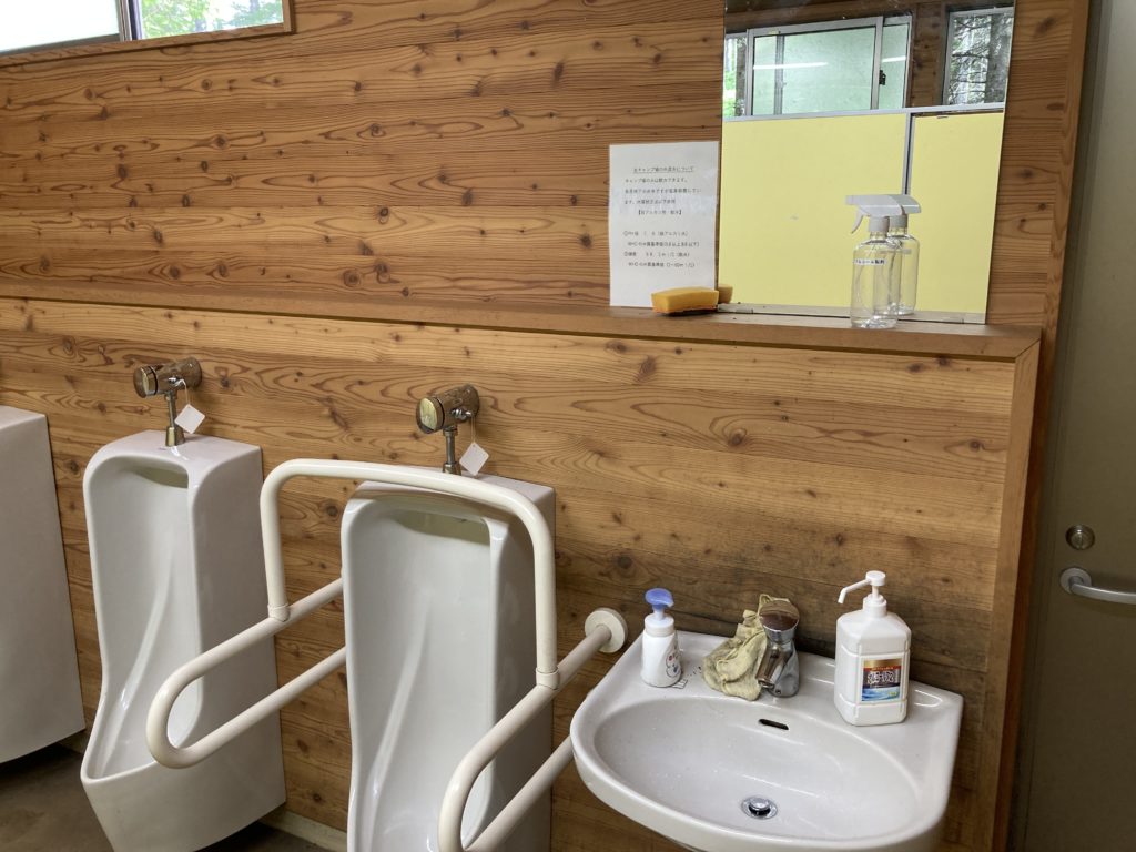 湯ノ丸キャンプ場にあるトイレ棟の洗面と男子トイレ