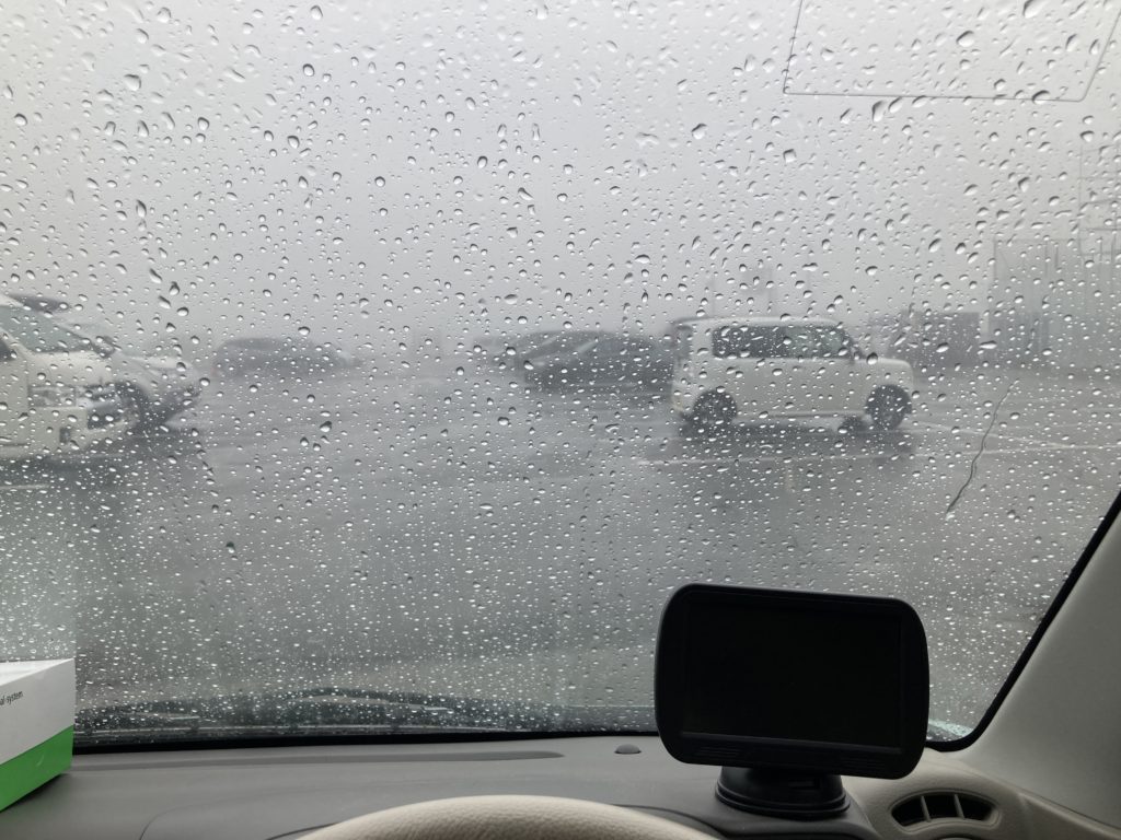 霧ヶ峰ビーナス無料駐車場の雨の様子