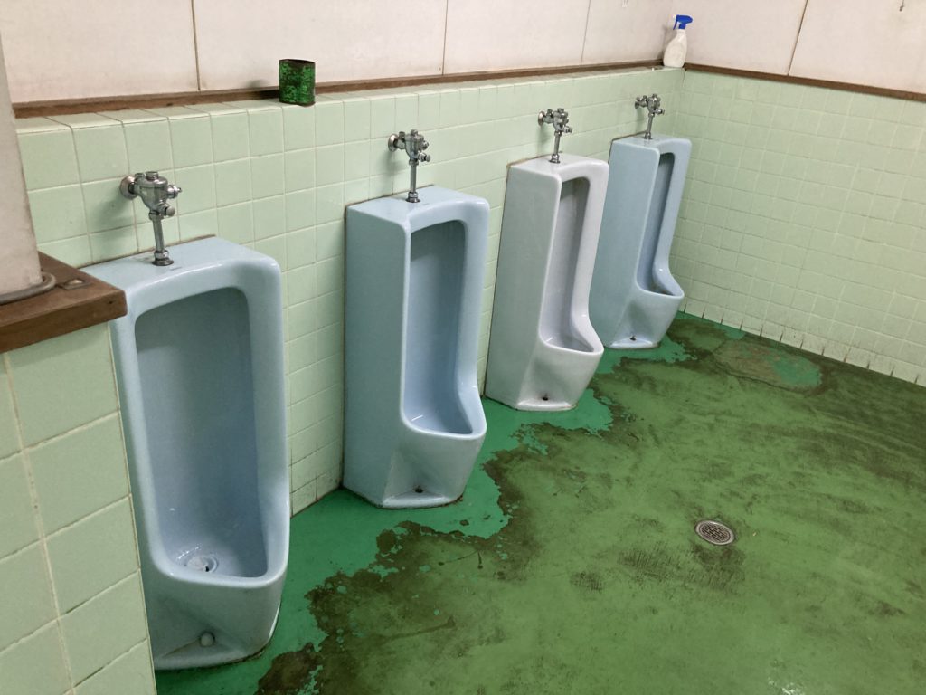 霧ヶ峰、霧ヶ峰ビーナス無料駐車場の男子トイレ