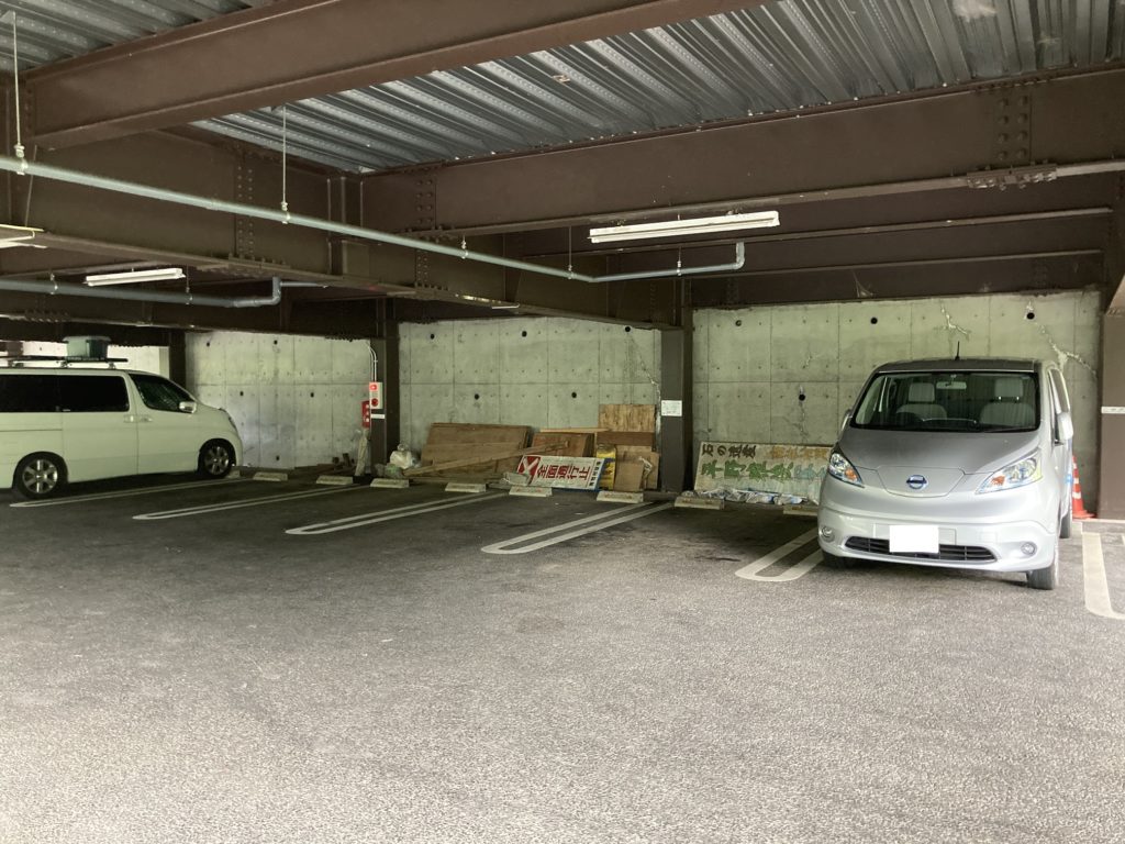 道の駅「オアシスなんもく」地下駐車場の道路側の駐車場は一般車用となっています
