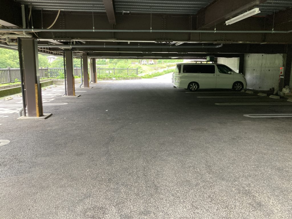 道の駅「オアシスなんもく」地下駐車場（車の上に乗っているRVBOXはギリギリで制限超えています。到着時に載せているだけ）