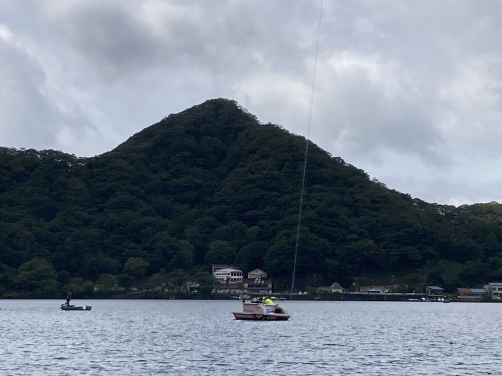 榛名湖で釣り舟からバス釣り。足漕ぎボート