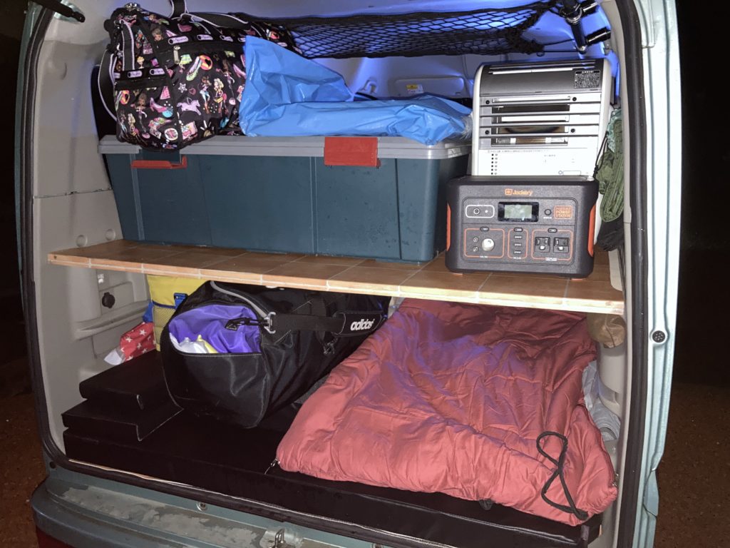 エブリィワゴンの車中泊で荷物を積んだままシュラフで就寝