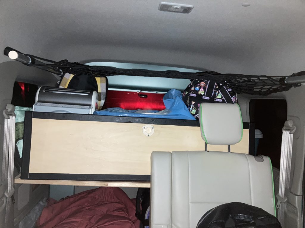 エブリィワゴンの車中泊で荷物を積んだままシュラフで就寝