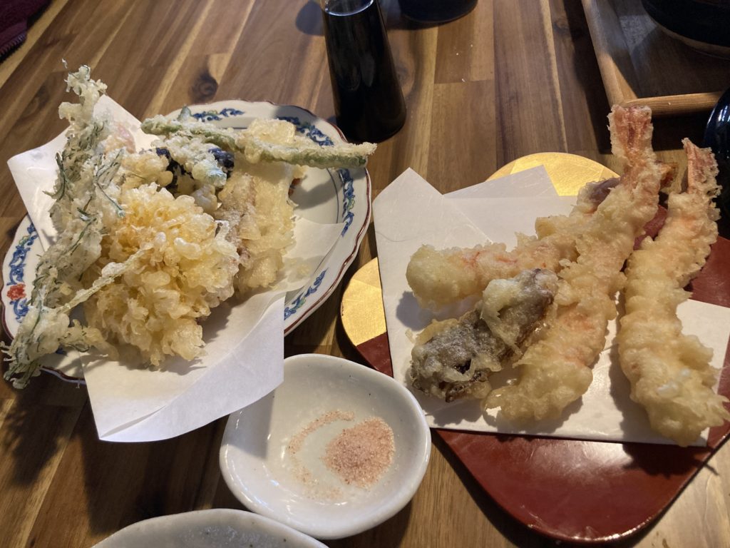 銀山温泉「伊豆の華」の天ぷらの盛合わせと海老の天ぷら