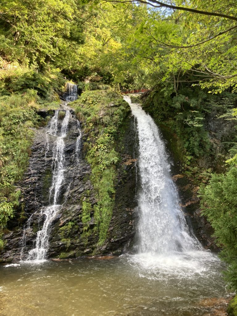 銀山温泉を奥に進むと白金公園で滝などが見れる