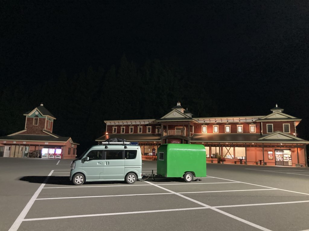 軽キャンピングトレーラーの幌馬車くんと銀山温泉「大正ろまん館」の夕方のライトアップ