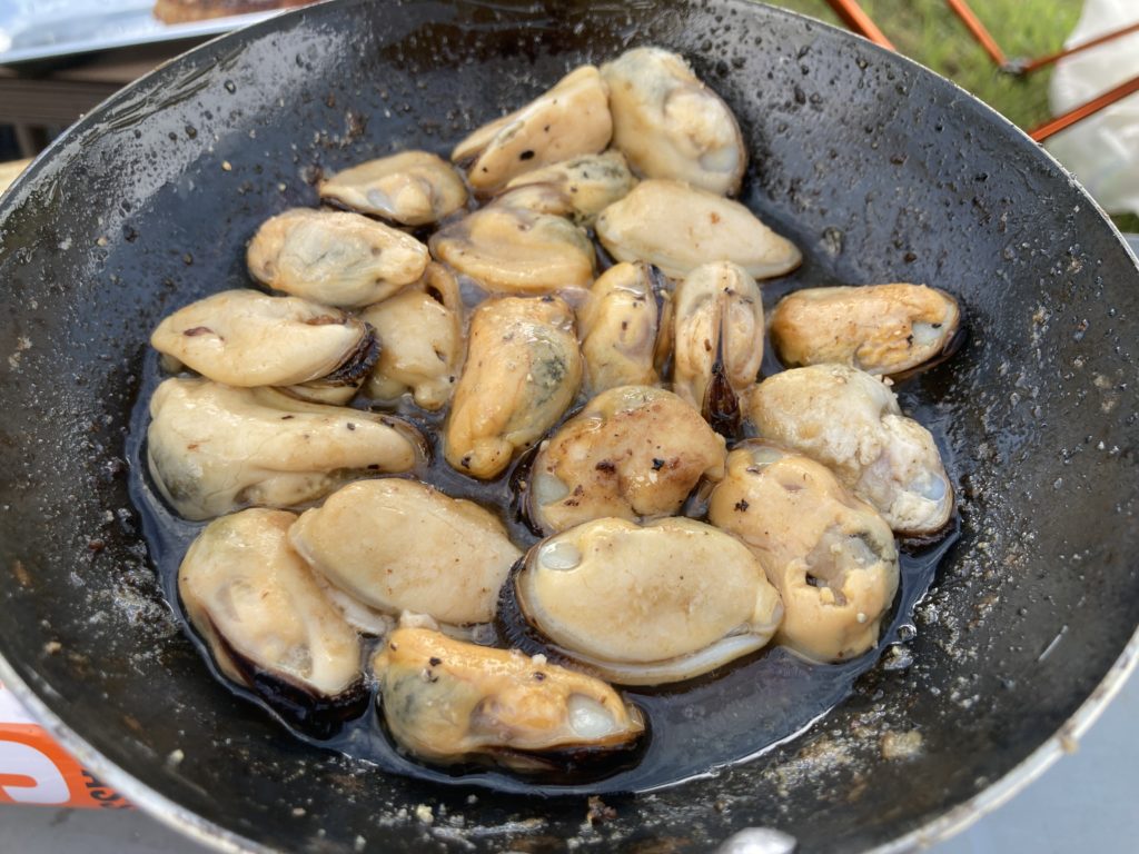 キャンプでフライパン料理のムール貝