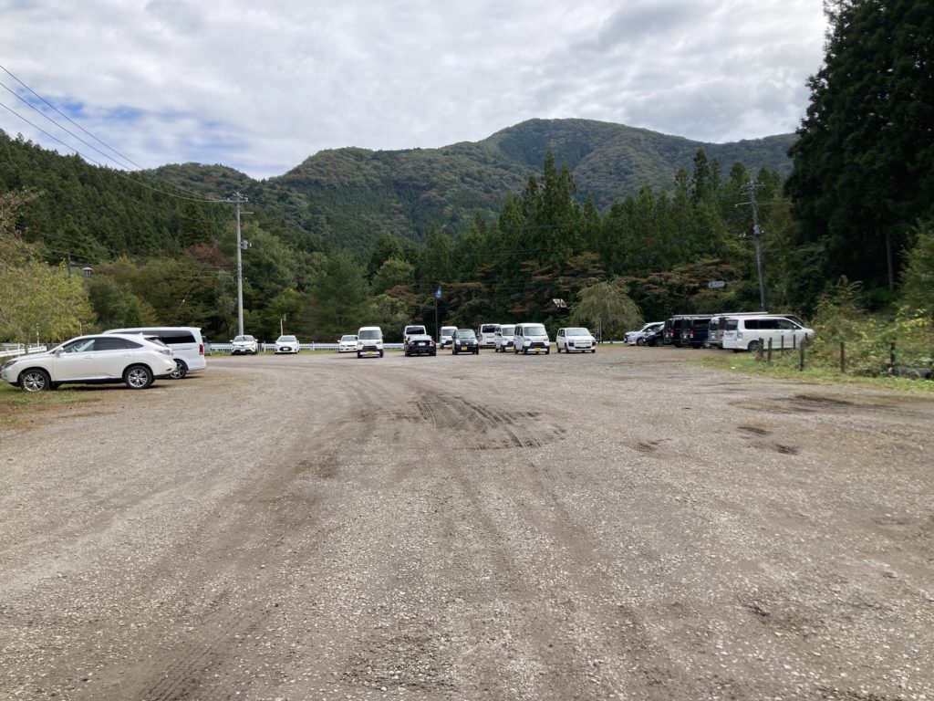 四万温泉から少し離れたところにある、小倉の滝入口付近の「厚畑駐車場」