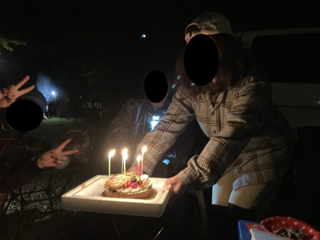 キャンプサプライズのケーキで誕生日祝い