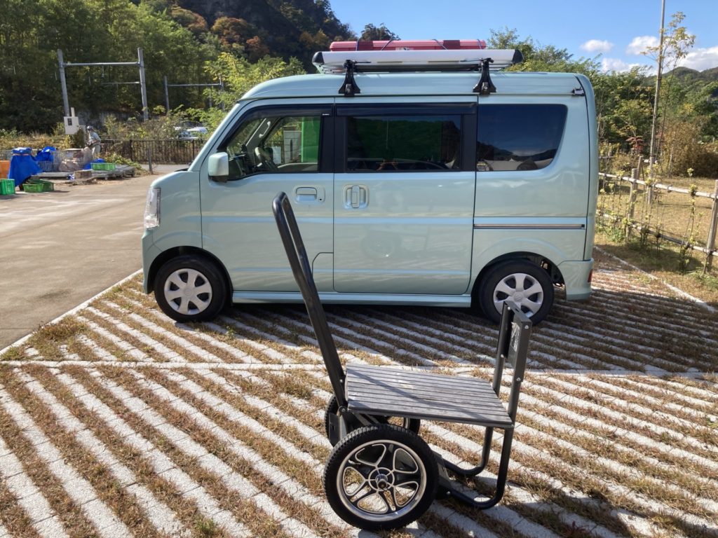 川原温泉駅キャンプ場のキャンプサイトは自動車乗り入れNGなので台車で運ぶ