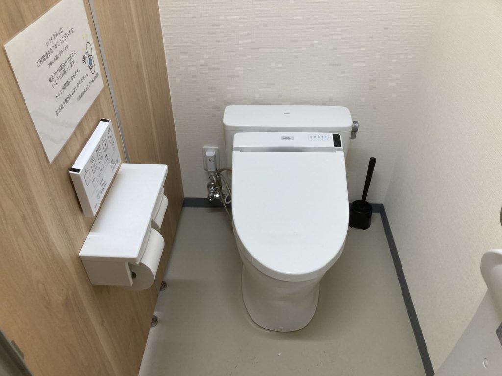 川原温泉駅キャンプ場のトイレの便座はウオシュレット付き