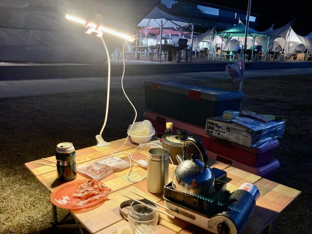 八ッ場「川原温泉駅キャンプ場」の夕方になってライト点灯