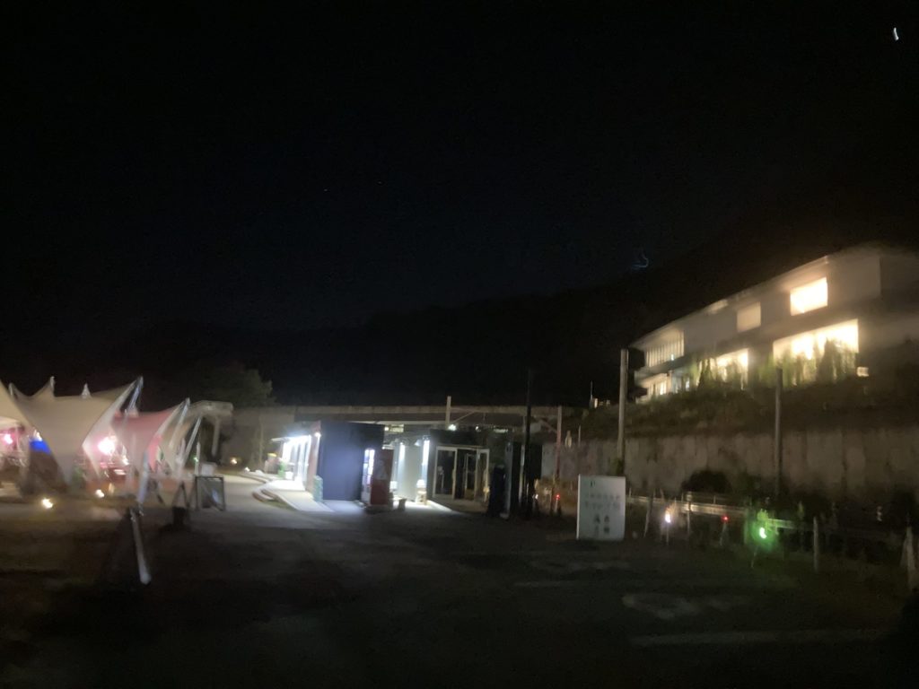 川原温泉駅キャンプ場駐車場から笹湯への夜の風景