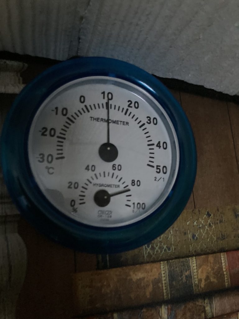 八ッ場「川原温泉駅キャンプ場」10月の朝8時のトレーラー室温は10°　結構冷えています