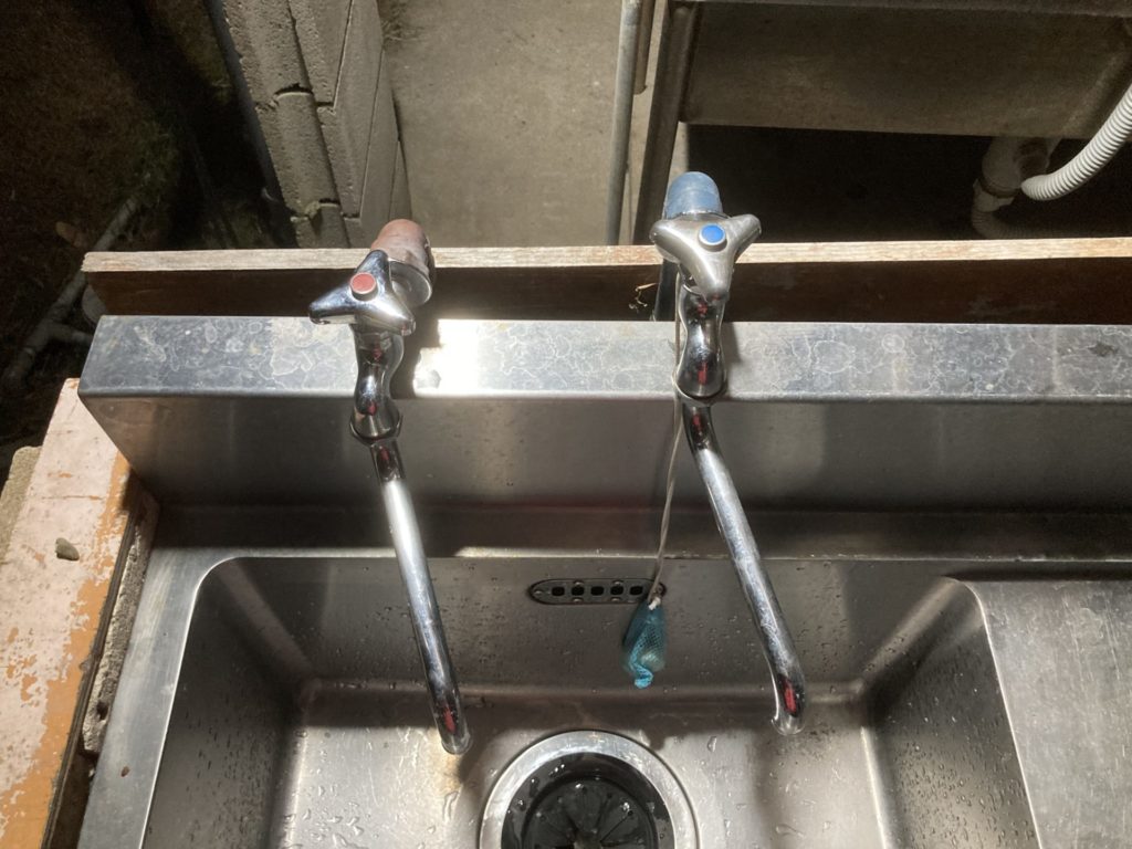 館山サザンビレッジキャンプ場の炊事場の水とお湯の２つの蛇口