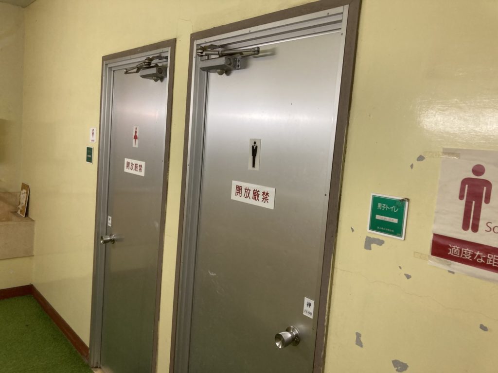 館山サザンビレッジキャンプ場のトイレのドア