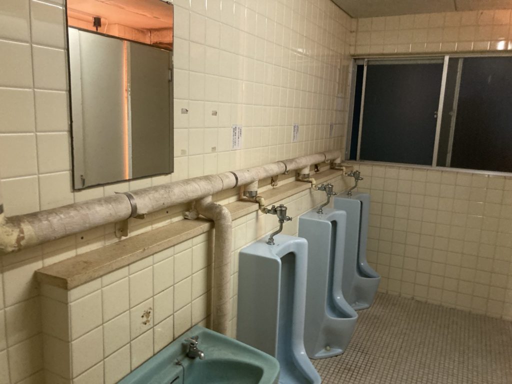 館山サザンビレッジキャンプ場の男子トイレと洗面