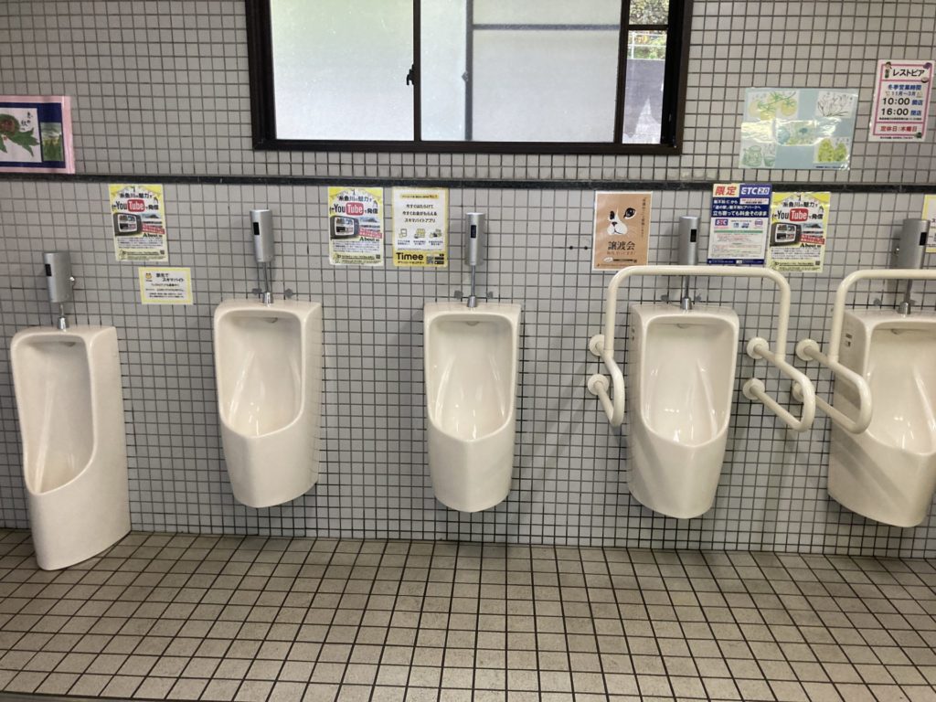 道の駅「親不知ピアパーク」のトイレの男子トイレ