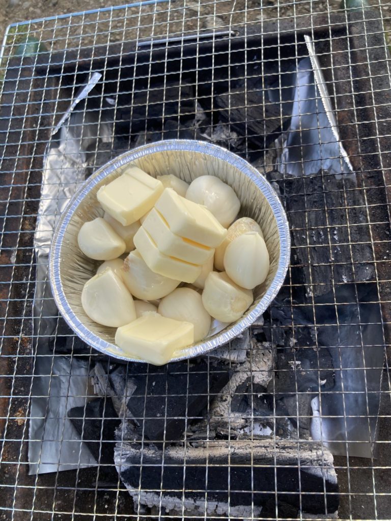 キャンプ場、にんにくのバター焼き