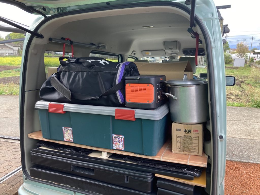 エブリィワゴンの荷台のキャンプ荷物