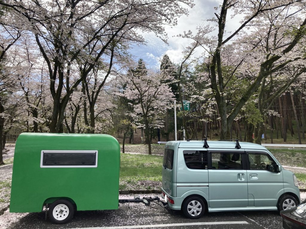 幌馬車くんで渋川市総合公園キャンプ場の上の段にある道路側面の駐車場に仮停め
