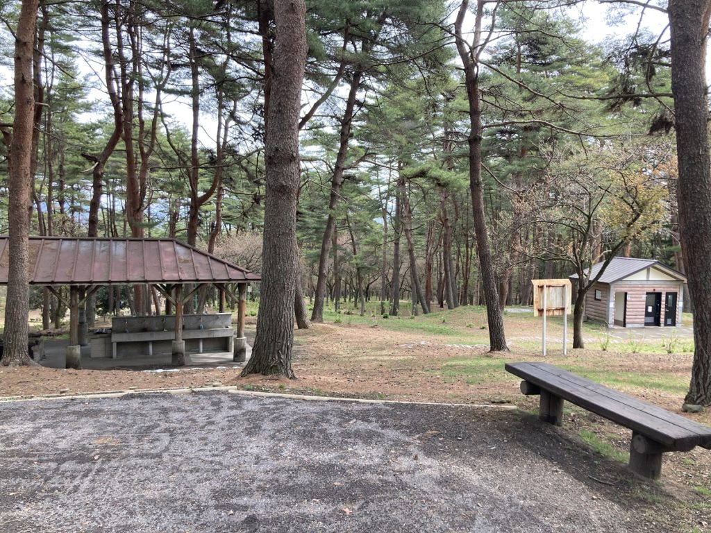 渋川市総合公園キャンプ場の区画1サイトからみた炊事場とトイレの距離