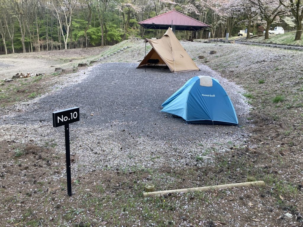 渋川市総合公園キャンプ場の区画10は大きいテントと小さいテント（それでもスペース余る）