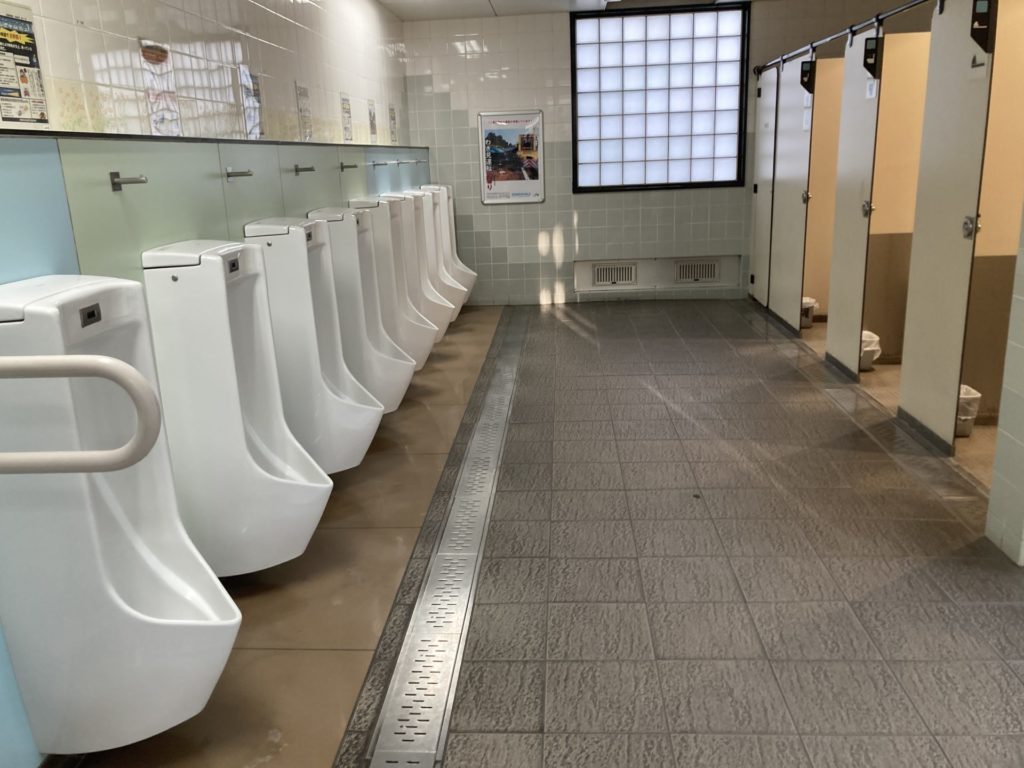 佐久平パーキングエリアのトイレの男子トイレ