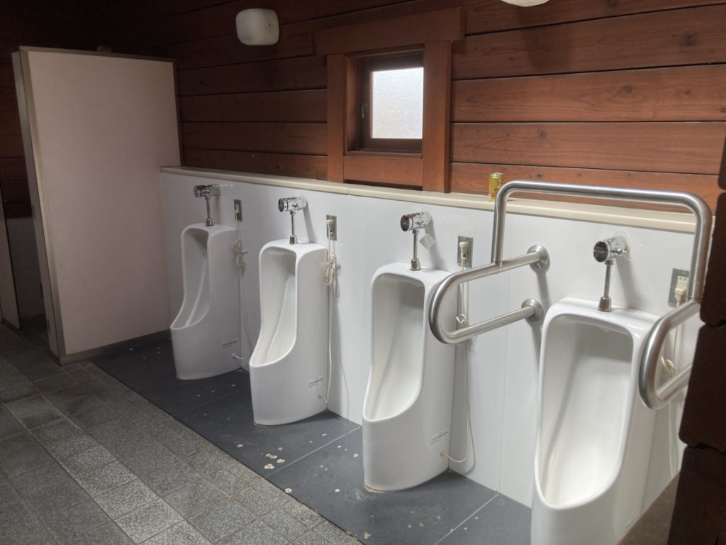 道の駅「オアシス小布施」のトイレの男子トイレ