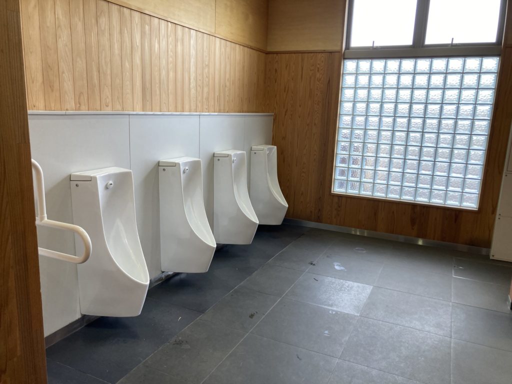 道の駅「SORAIRO国上」のトイレの男子トイレ