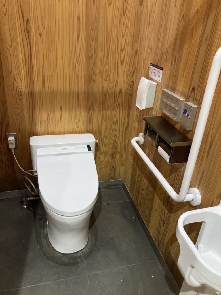 道の駅「SORAIRO国上」のトイレの便座はウオシュレット付き
