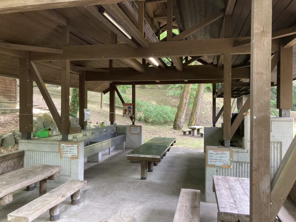 沼尾川親水公園キャンプ場の炊事場はテーブルが２つ、水場が１カ所、調理台が1列、かまどもある
