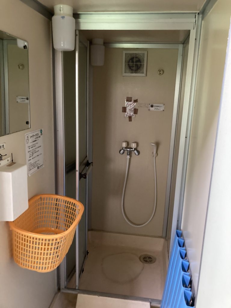 沼尾川親水公園キャンプ場のシャワー室　更衣室が手前にあり、奥がシャワー