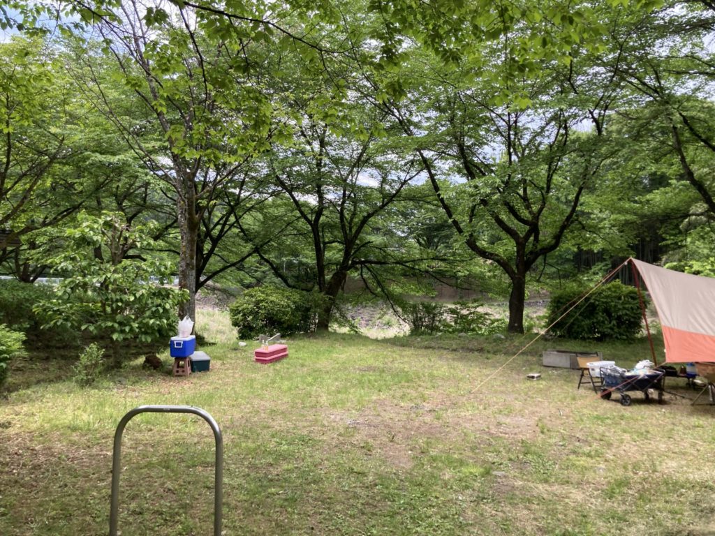 「沼尾川親水公園キャンプ場」案内された管理棟裏のキャンプ区画で設営開始