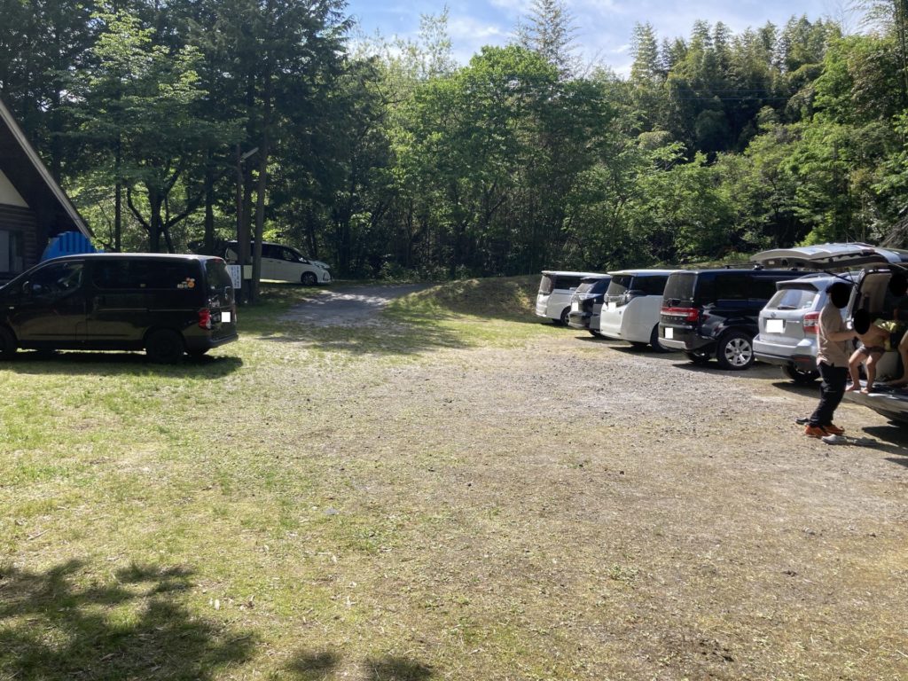 沼尾川親水公園キャンプ場の駐車場はこじんまりとして狭い