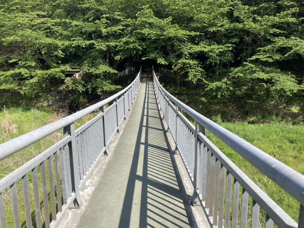 沼尾川親水公園側から見たキャンプ場の橋