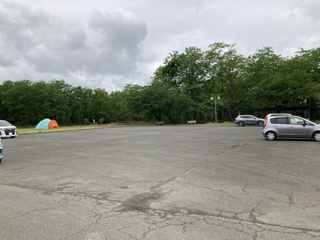 神流川ゆ～ゆ～ランド自由広場の無料キャンプ場のメインの駐車場（別の角度からの写真）