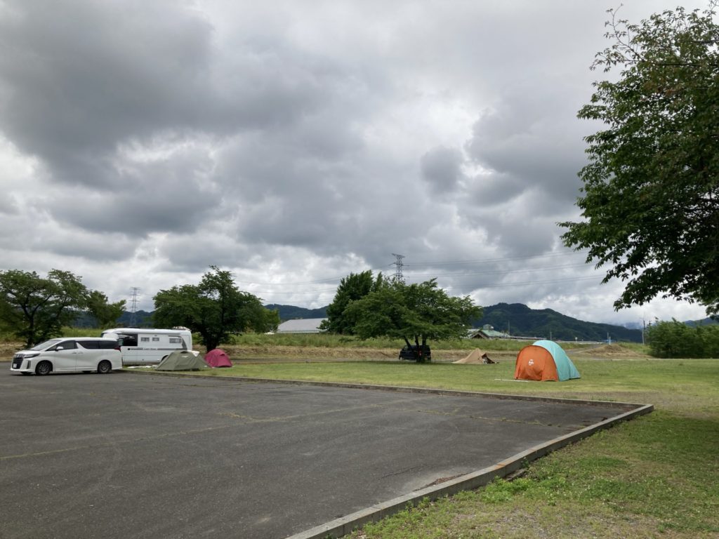 神流川ゆ～ゆ～ランド自由広場の無料キャンプ場のメインの駐車場（別の角度からの写真2）