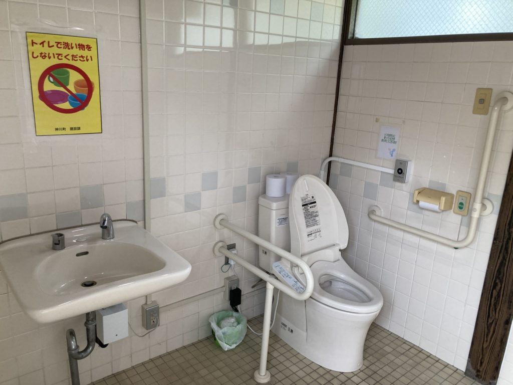 神流川ゆ～ゆ～ランド自由広場無料キャンプ場の多目的トイレのみウオシュレット付き