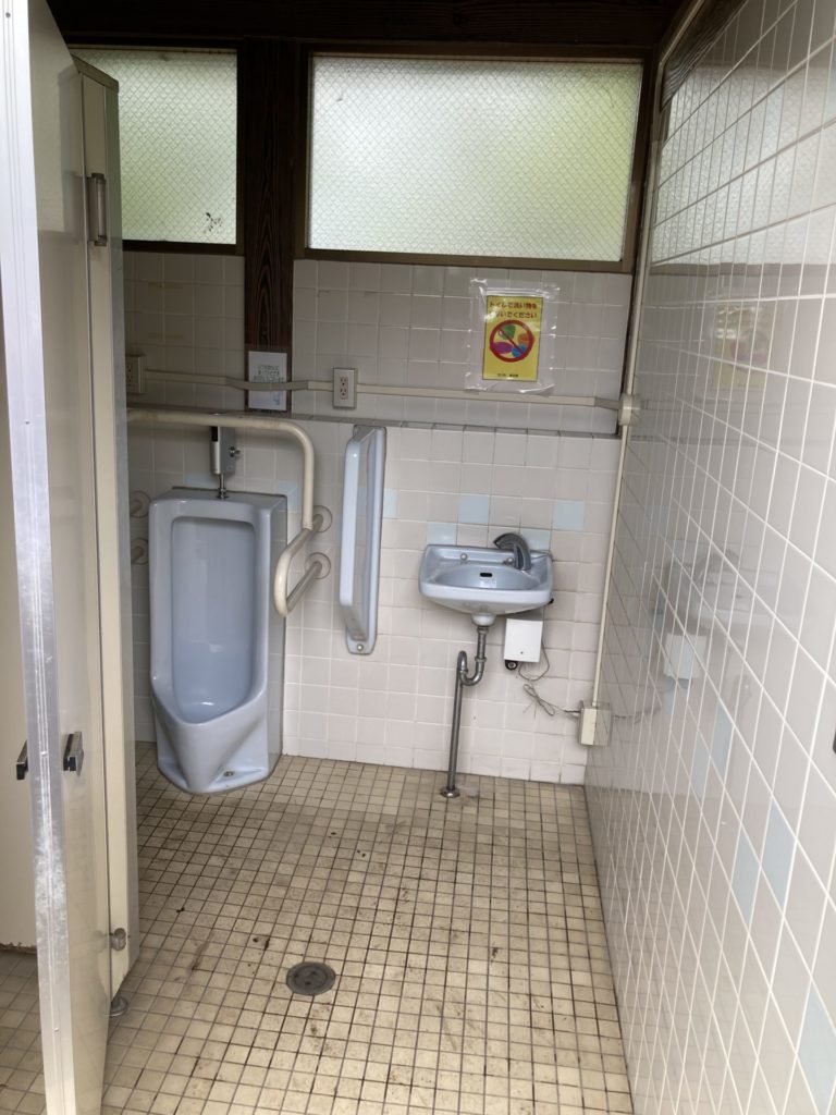 神流川ゆ～ゆ～ランド自由広場無料キャンプ場の男子トイレ