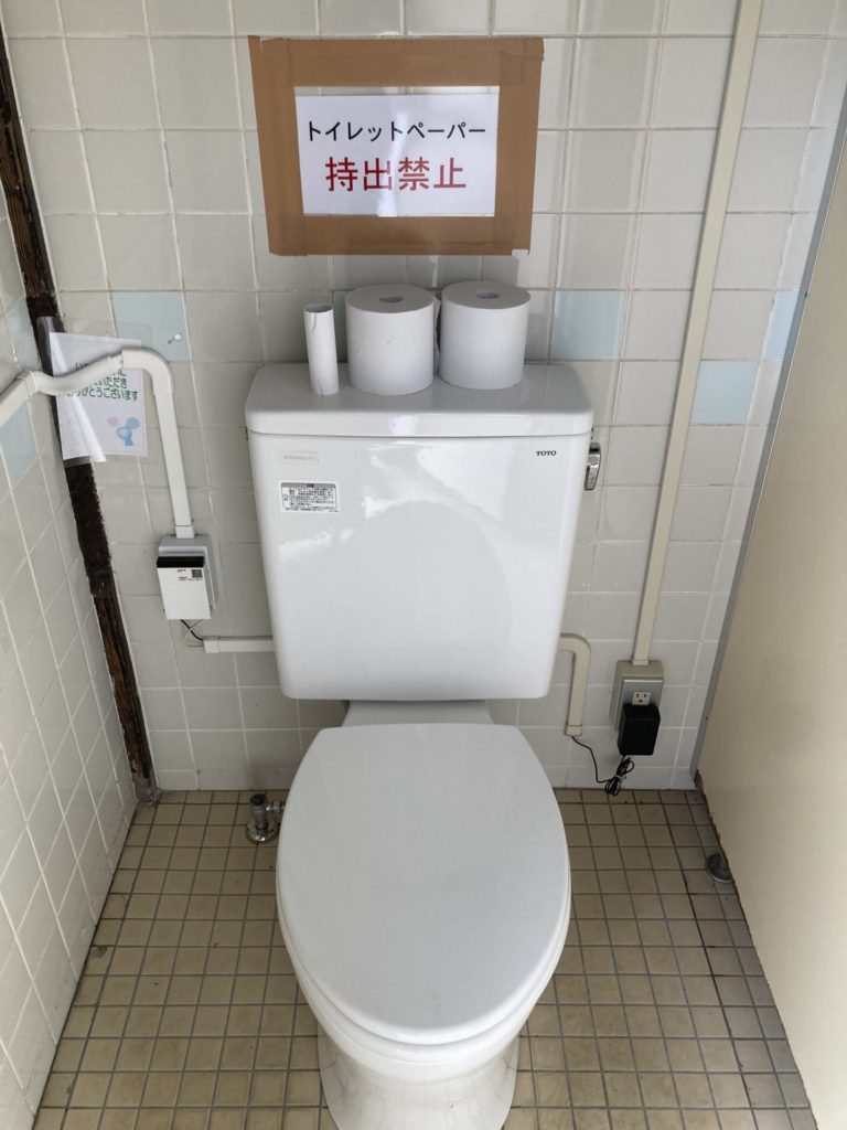 神流川ゆ～ゆ～ランド自由広場無料キャンプ場の男子トイレの便座は洋式１つ（ウオシュレット無し）
