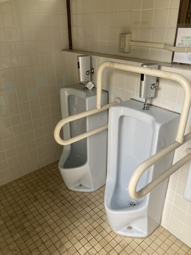 神流川ゆ～ゆ～ランド自由広場無料キャンプ場の男子トイレは２つ