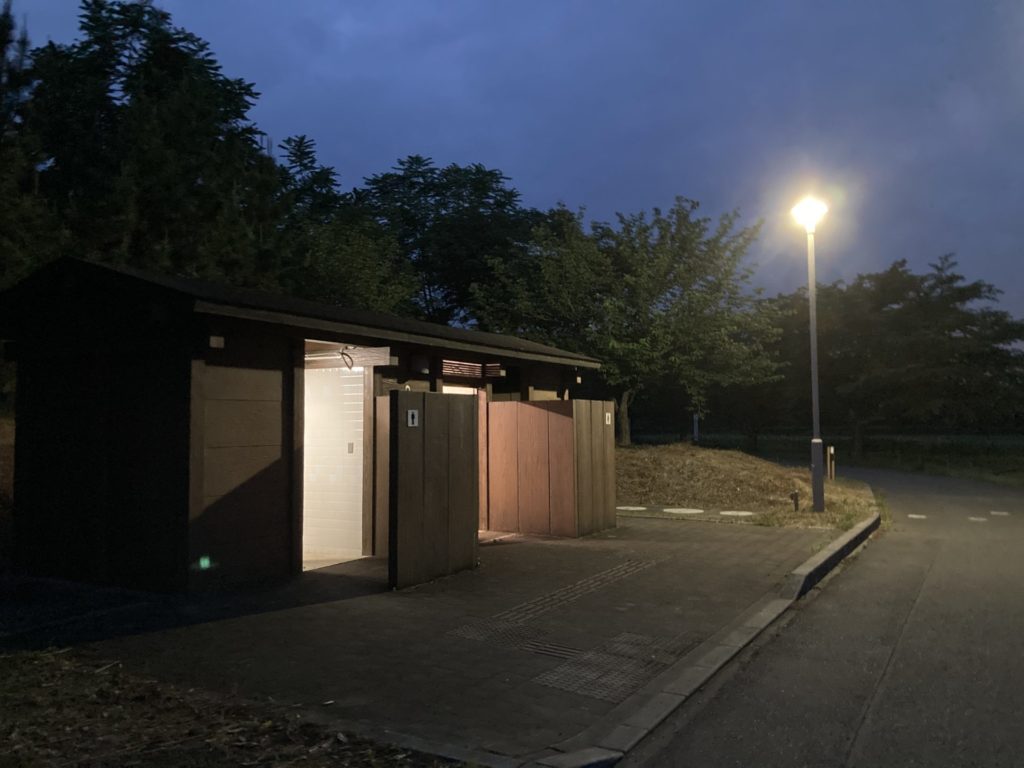 神流川ゆ～ゆ～ランド自由広場無料キャンプ場のトイレの外灯は深夜に消えて真っ暗になる