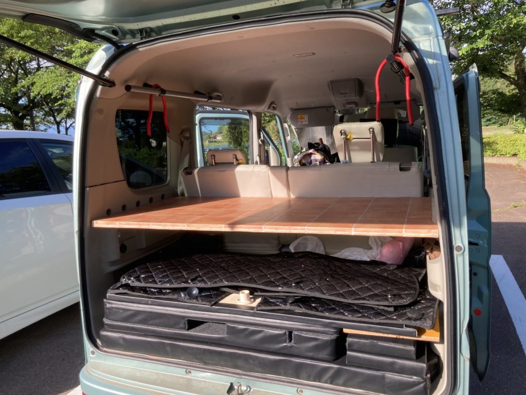 エブリィワゴンの車中泊のベットキットと専用サンシェード